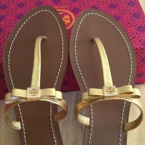 Tory Burch Leighanne Leather Bow Thong sandal